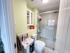 Ensuite- click for photo gallery